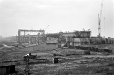 Haringvliet bouw Spuisluis, nr 11, 12 overzicht noordelijk gedeelte, nr 13, 14, Bestanddeelnr 916-0046