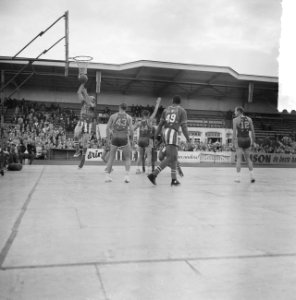 Harlem Globetrotters in Sparta Stadion . Spelmoment, Bestanddeelnr 912-7552