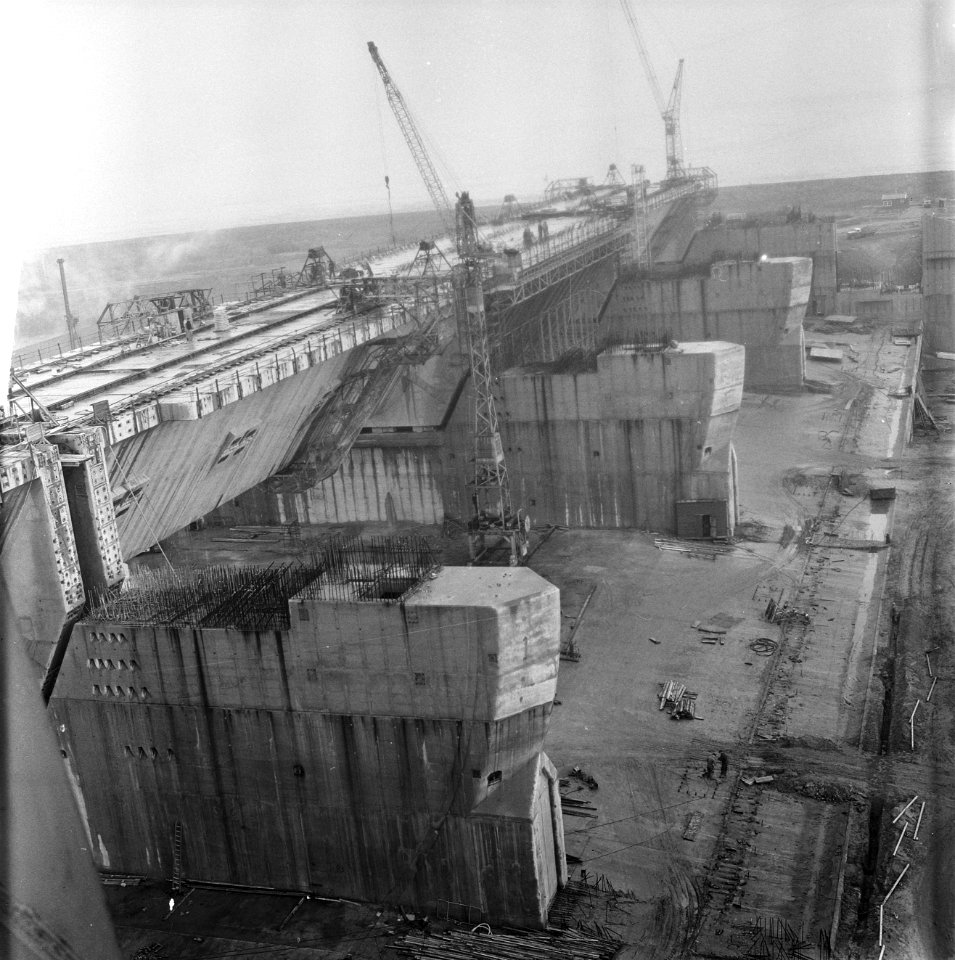 Haringvliet overzichten van boven over het sluizencomplex, Bestanddeelnr 916-0053