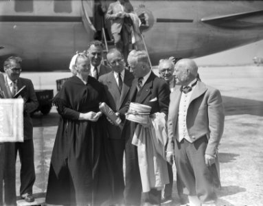 Haring en jenever op Schiphol voor burgemeester d'Ailly van Amsterdam, Bestanddeelnr 904-0143