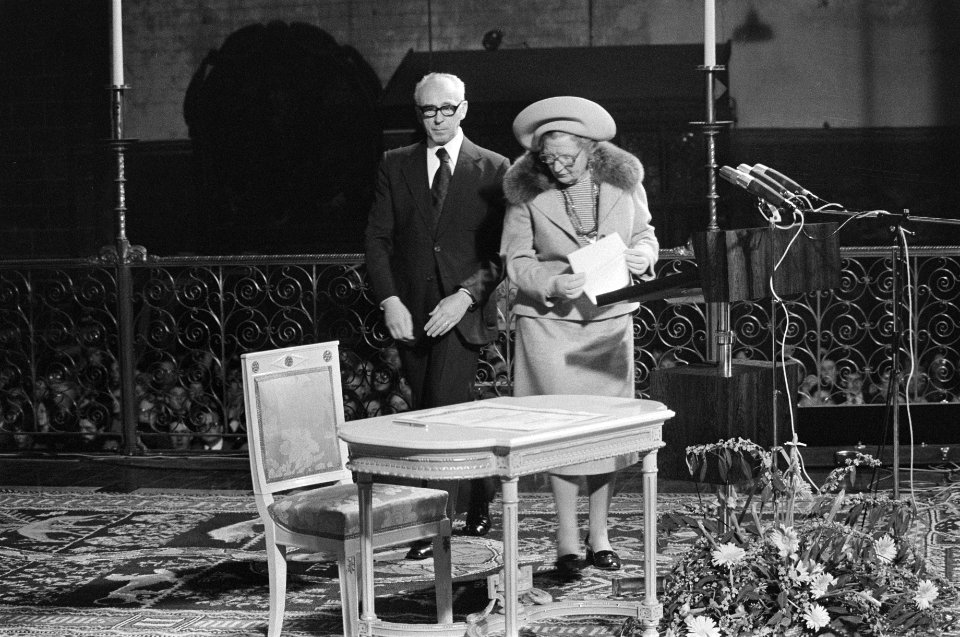 Hare Majesteit opent Rijksuniversiteit in Maastricht koningin Juliana tekent, n, Bestanddeelnr 928-3537