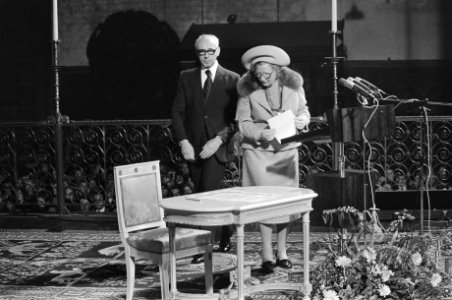 Hare Majesteit opent Rijksuniversiteit in Maastricht koningin Juliana tekent, n, Bestanddeelnr 928-3537
