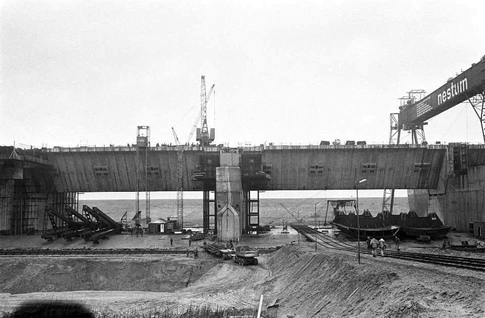 Haringvliet bouw Spuisluis, nr 26, 27, 28 tussen de betonnen wanden liggen de a, Bestanddeelnr 916-0048