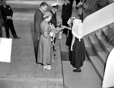 Hare Koninklijke Hoogheid Prinses Beatrix laat onderzeebootjager Limburg te wa, Bestanddeelnr 907-3109