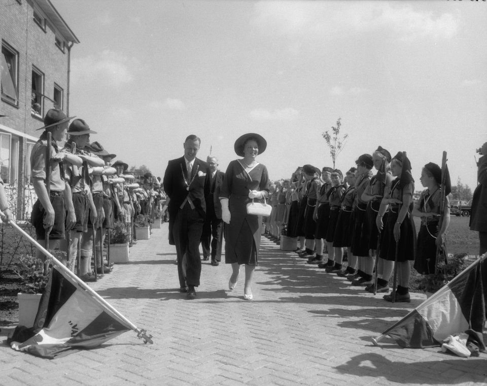Hare Koninklijke Hoogheid Prinses Beatrix bezoekt bejaardencentrum in Coevorden, Bestanddeelnr 909-5967