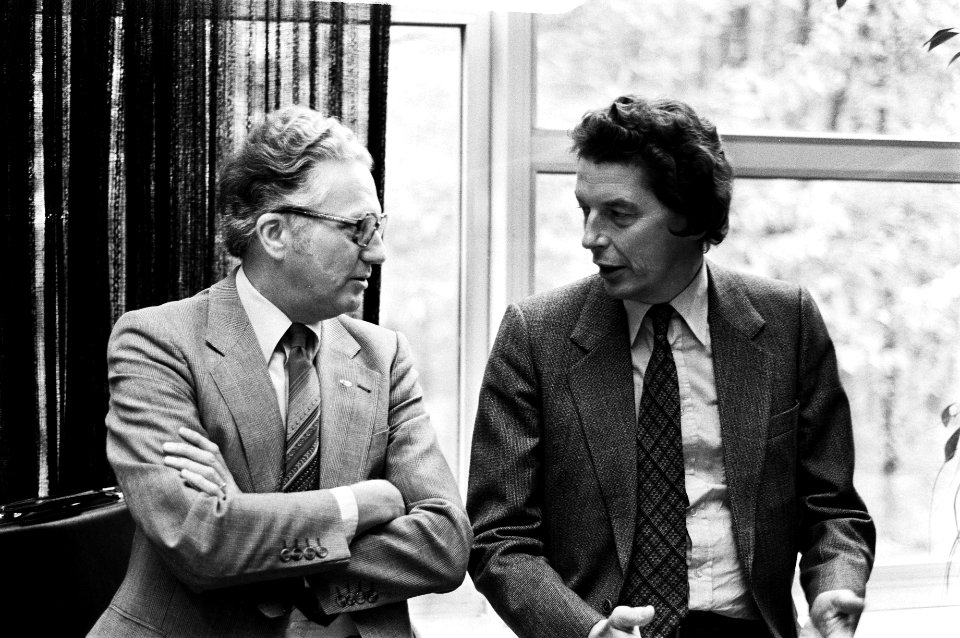 Harm van der Meulen (l) (voorzitter CNV) en Wim Kok (voorzitter FNV), Bestanddeelnr 930-5429