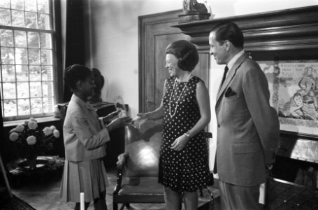 Hare Koninklijke Hoogheid Prinses Beatrix en Prins Claus ontvangen 2 Surinaamse , Bestanddeelnr 922-7722