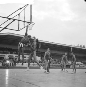 Harlem Globetrotters in Sparta Stadion . Spelmoment, Bestanddeelnr 912-7556