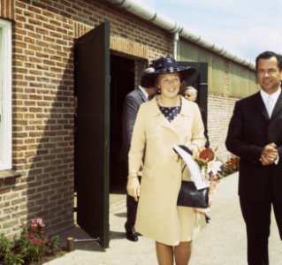 Hare Koninklijke Hoogheid Prinses Beatrix en Prins Claus te Vueren opent het Li, Bestanddeelnr 254-8506