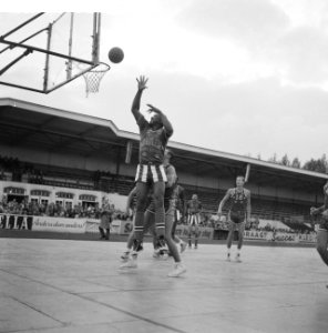 Harlem Globetrotters in Sparta Stadion . Spelmoment, Bestanddeelnr 912-7555