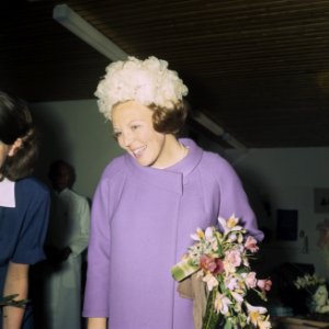 Hare Koninklijke Hoogheid Prinses Beatrix bezoekt verpleegtehuis Reggersoord t, Bestanddeelnr 254-8063