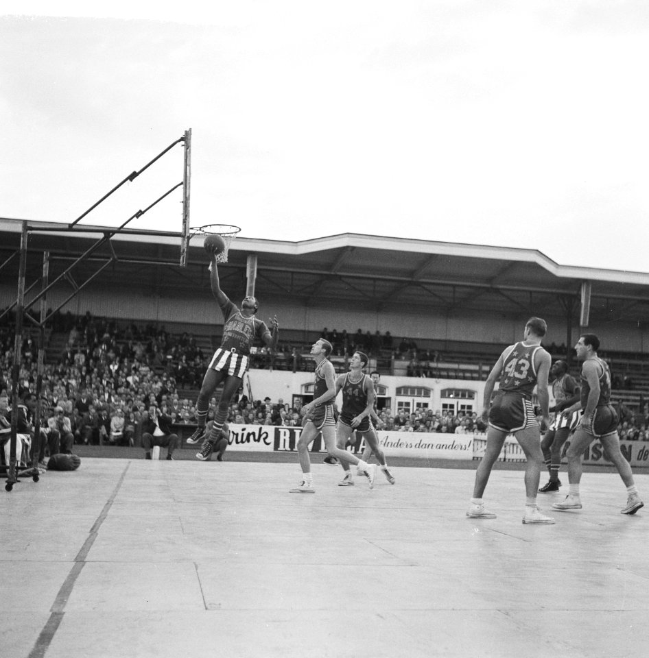 Harlem Globetrotters in Sparta Stadion . Spelmoment, Bestanddeelnr 912-7554