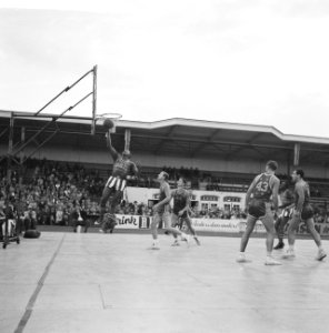 Harlem Globetrotters in Sparta Stadion . Spelmoment, Bestanddeelnr 912-7554