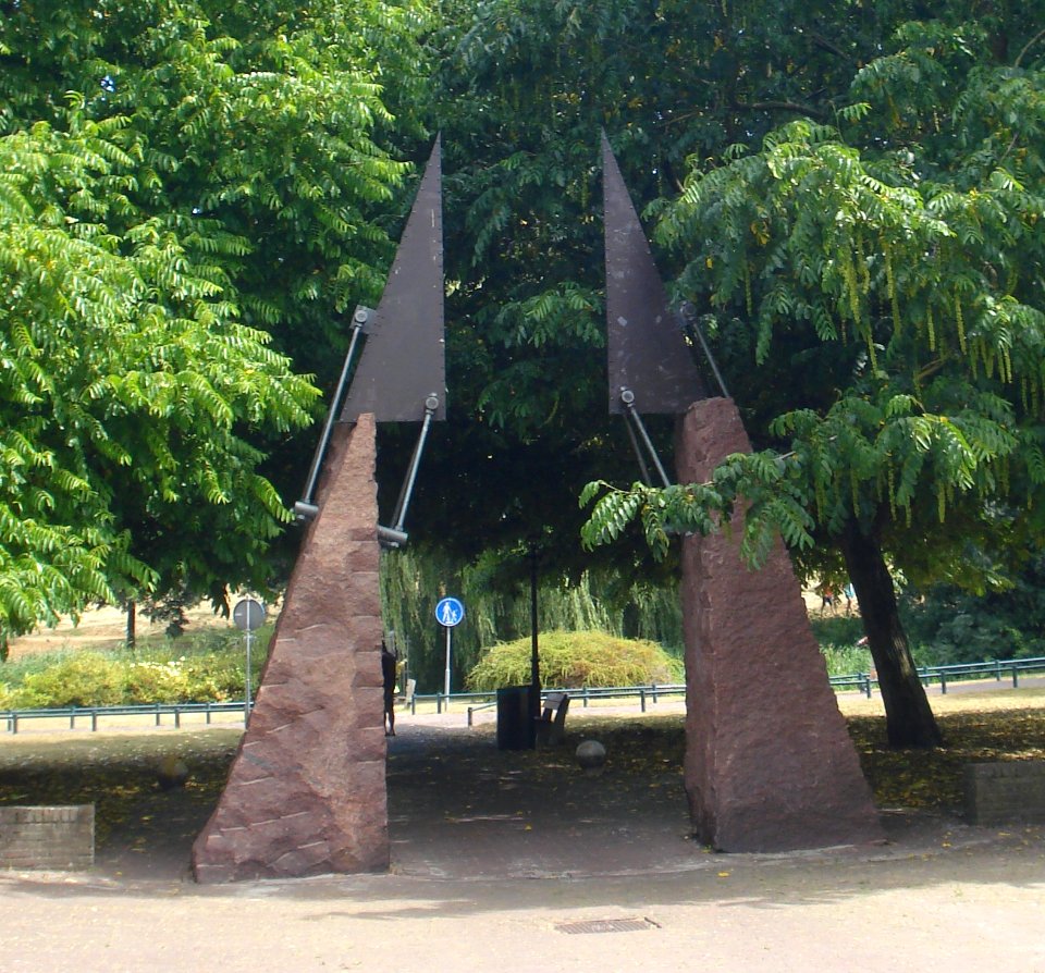 Hellevoetsluis kunstwerk natuurstenen poort