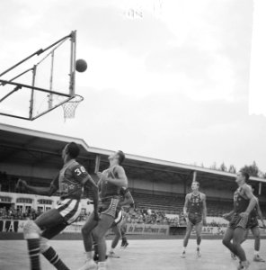 Harlem Globetrotters in Sparta Stadion . Spelmoment, Bestanddeelnr 912-7553