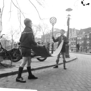 Heitje voor een karweitje , matjes kloppen, Bestanddeelnr 916-2584