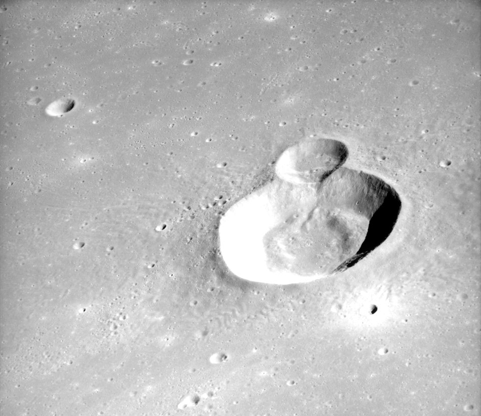 Heis crater AS15-P-10286
