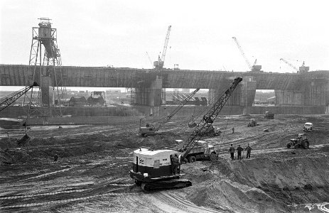 Haringvliet bouw Spuisluis, nr 22, oude caissons worden weer uitgegraven zeezij, Bestanddeelnr 916-0049