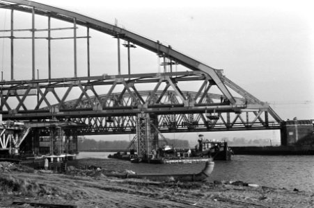 Helft van nieuwe spoorwegbrug geplaatst over Amsterdam Rijnkanaal bij Weesp, Bestanddeelnr 925-3637