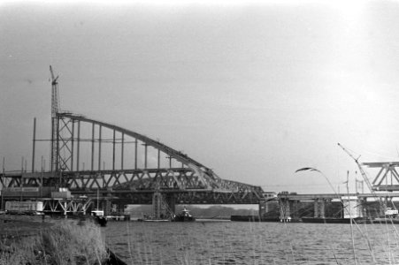 Helft van nieuwe spoorwegbrug geplaatst over Amsterdam Rijnkanaal bij Weesp, Bestanddeelnr 925-3638