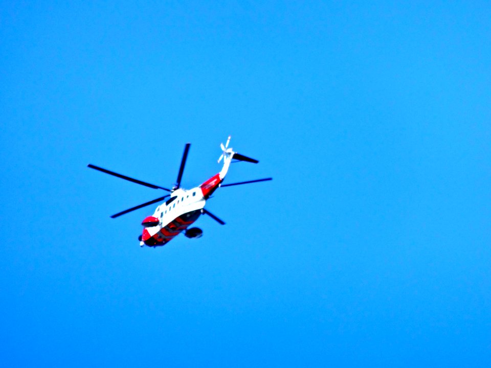 Helikopter boven de Afsluitdijk