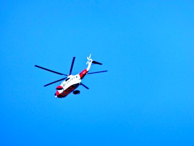 Helikopter boven de Afsluitdijk