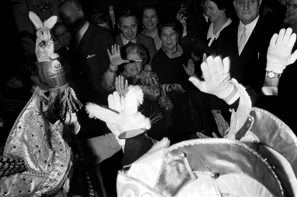 Heintje Davids 80 jaar, Heintje met carnavalsvereniging, Bestanddeelnr 921-0737