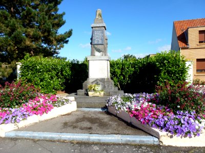 Helfaut (Pas-de-Calais, Fr) monument aux morts Helfaut-Bilques