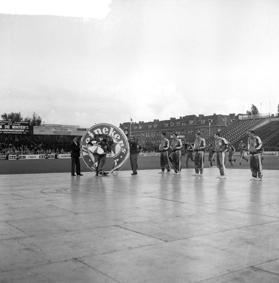 Harlem Globetrotters in Sparta Stadion ., Bestanddeelnr 912-7551