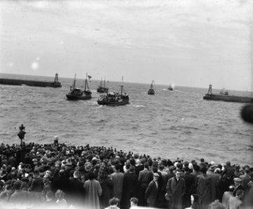 Haringvloot verlaat de haven van Scheveningen onder grote publieke belangstellin, Bestanddeelnr 909-5679