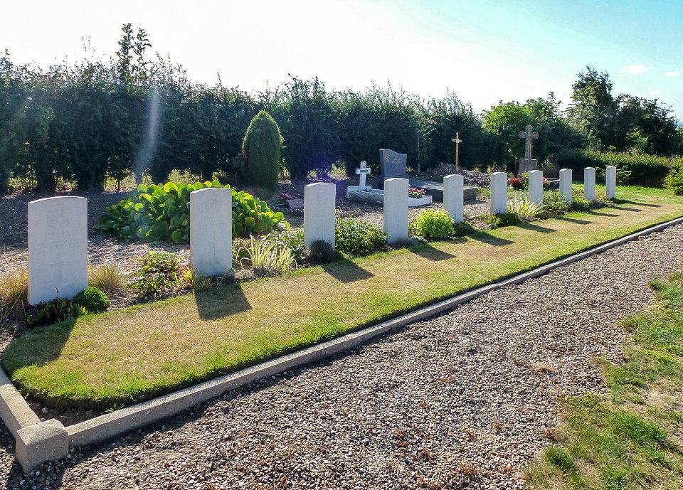 Helfaut (Pas-de-Calais, Fr) cimetière, tombes militaires de la CWGC-2-4