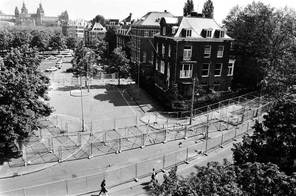 Hekken voor bescherming voor het Amerikaanse Consulaat in Amsterdam, Bestanddeelnr 932-1822
