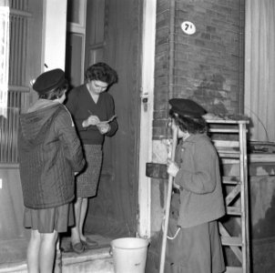 Heitje voor een karweitje , padvindertjes bezig met schoonmaken te Rotterdam, Bestanddeelnr 916-2529