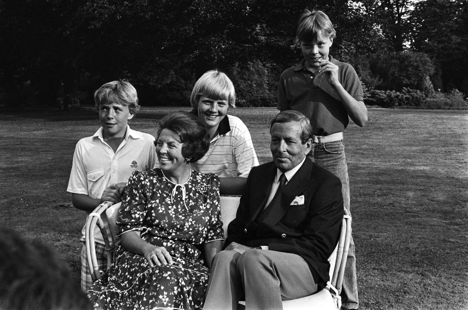 Hele gezin in de tuin V.l.n.r. prins Johan Friso, koningin Beatrix, prins Wille, Bestanddeelnr 932-6735