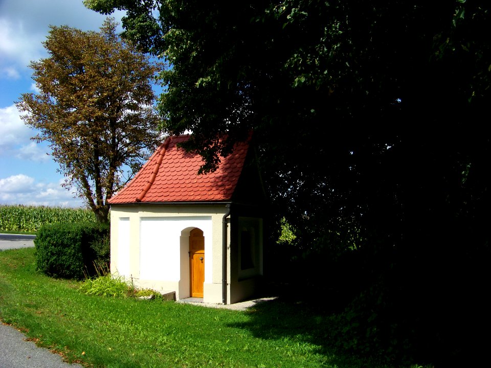 Heising-Straßenkapelle-mit-Lourdesgrotte