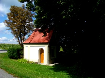 Heising-Straßenkapelle-mit-Lourdesgrotte