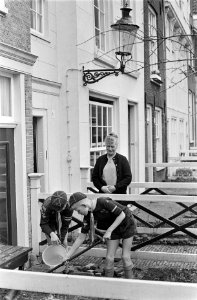 Heitje voor een karweitje, straat boenen, Bestanddeelnr 919-0271