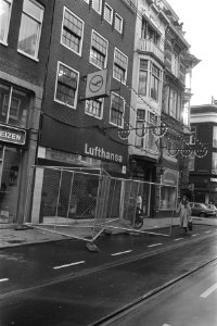 Hekken voor Lufthansa in Leidsestraat in verband met eventuele aanslagen, Bestanddeelnr 929-4383