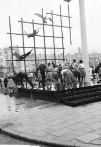 Heitje voor een Karweitje te Rotterdam Schoonmaken van plantsoen en monument vo, Bestanddeelnr 912-3082