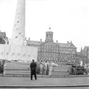 Hekken voor afzetting route liggen klaar op de Dam, Bestanddeelnr 918-8376