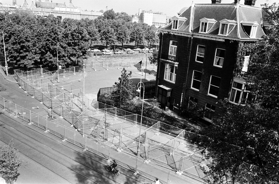 Hekken voor bescherming voor het Amerikaanse Consulaat in Amsterdam, Bestanddeelnr 932-1823