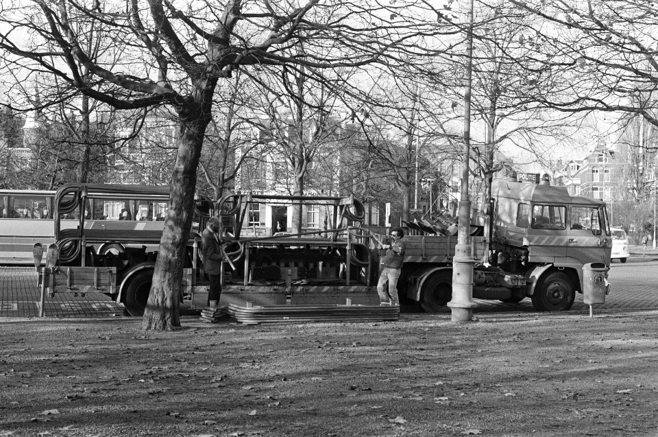 Hekken worden van een politiewagen geladen, Bestanddeelnr 931-8121