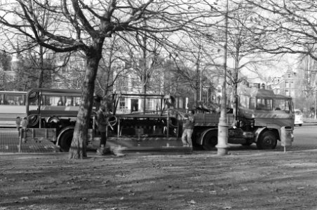 Hekken worden van een politiewagen geladen, Bestanddeelnr 931-8121