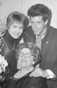 Heintje Davids 75 jaar Heintje Davids, Jasperina de Jonge en Rudi Carrell, Bestanddeelnr 914-8092 (cropped)
