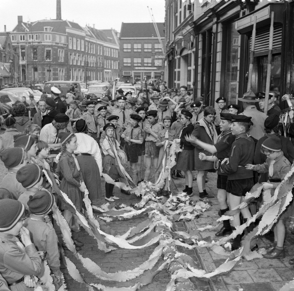 Heitje voor een Karweitje te Haarlem Padvinders dragen paal voor Technische Hog, Bestanddeelnr 912-3137