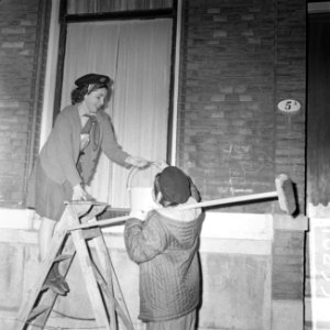 Heitje voor een karweitje , padvindertjes bezig met schoonmaken te Rotterdam, Bestanddeelnr 916-2530