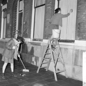 Heitje voor een karweitje , padvindertjes bezig met schoonmaken te Rotterdam, Bestanddeelnr 916-2528