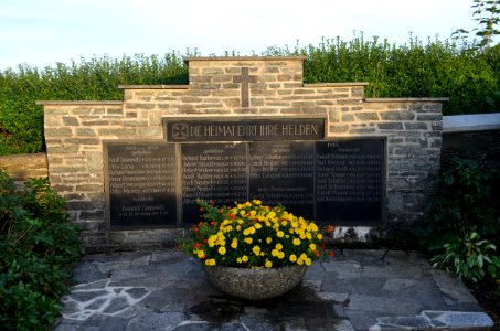Heinzenberg, Friedhof, Ehrenmal (1)
