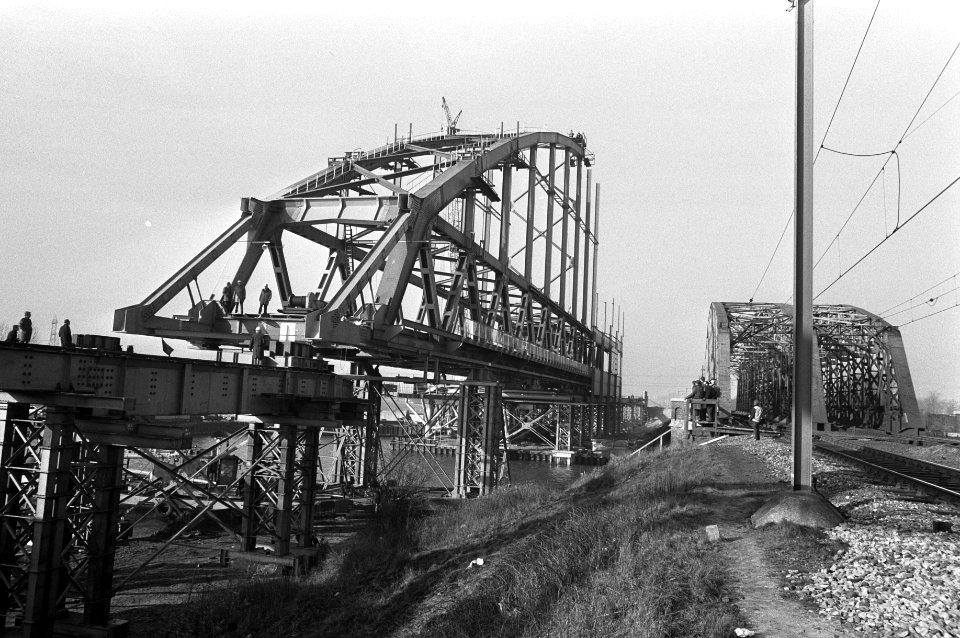 Helft van nieuwe spoorwegbrug geplaatst over Amsterdam Rijnkanaal bij Weesp, Bestanddeelnr 925-3639