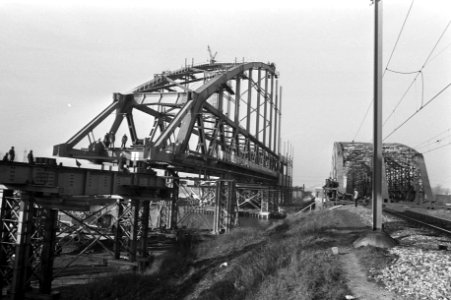 Helft van nieuwe spoorwegbrug geplaatst over Amsterdam Rijnkanaal bij Weesp, Bestanddeelnr 925-3639